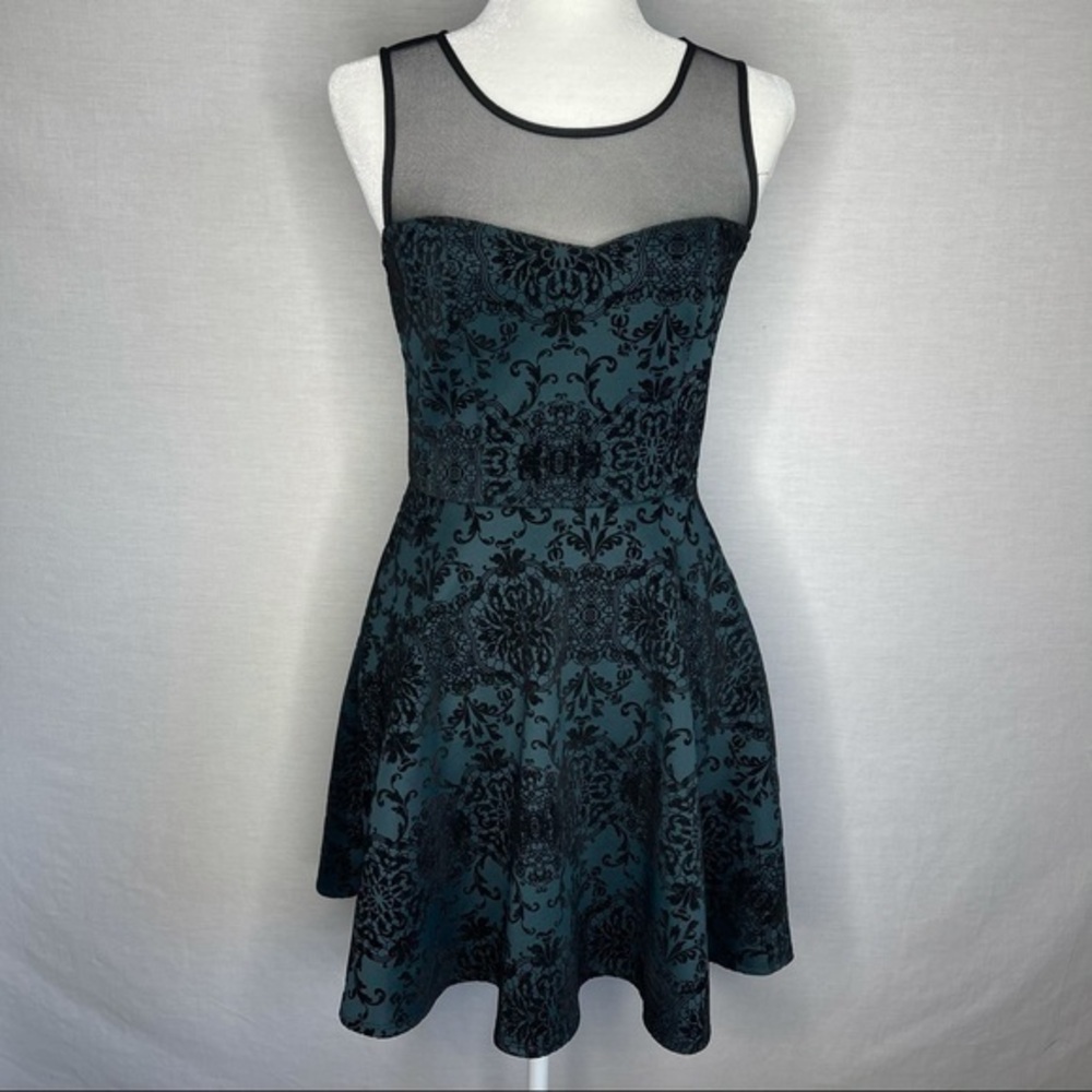Sleeveless Green and Black Velvet Dress